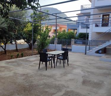 Leonidio Casa | Et In Arkadia Ego
