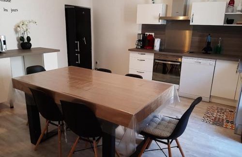 Bourg-Saint-Andeol Casa | Etage d'une agréable maison de ville