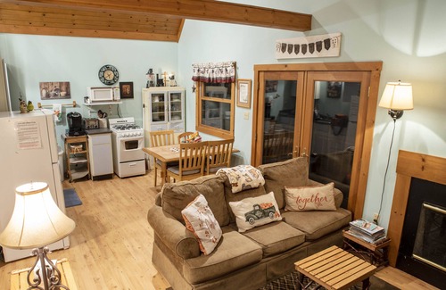 Killbuck Cabina | Ethan's Retreat: Cozy cabin getaway w/hot tub, private & pet-friendly!