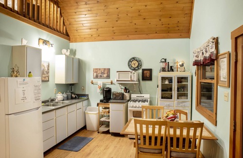 Killbuck Cabina | Ethan's Retreat: Cozy cabin getaway w/hot tub, private & pet-friendly!
