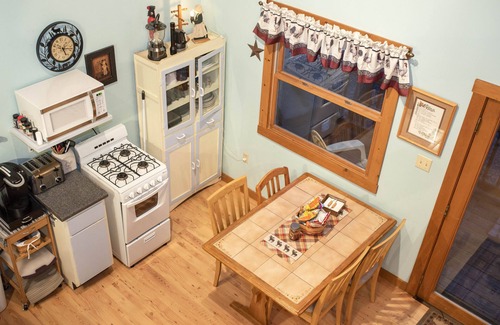 Killbuck Cabina | Ethan's Retreat: Cozy cabin getaway w/hot tub, private & pet-friendly!
