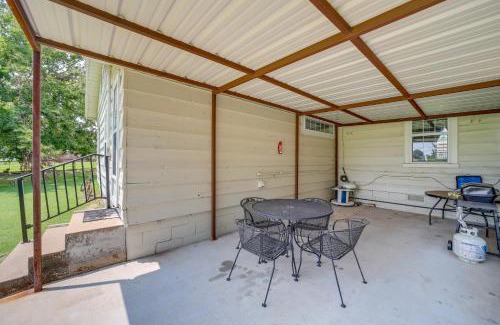 Eufaula Casa | Eufaula Getaway with Patio, Walk to Beach and Marina!