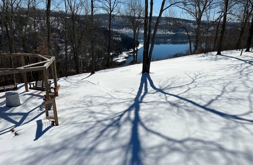Sylvan Shores Cabina | Eureka Springs, AR. Cozy log cabin studio, sleeps 2-4.Lake view- 15 min to town