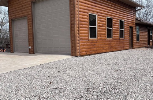 Sylvan Shores Cabina | Eureka Springs, AR. Cozy log cabin studio, sleeps 2-4.Lake view- 15 min to town