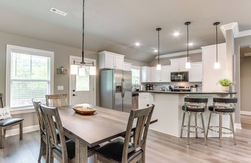 Holiday Island Cabaña | Eureka Springs Family Home - 1/2 Mi to Marina!