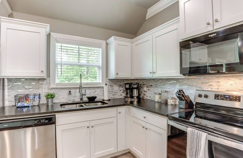 Holiday Island Cabaña | Eureka Springs Family Home - 1/2 Mi to Marina!