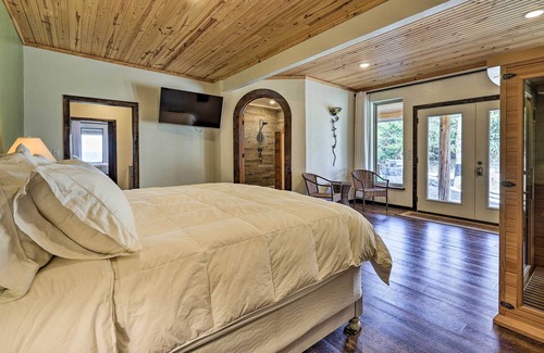 Eureka Springs Casa | Eureka Springs Vacation Rental w/ Pool & Hot Tub!
