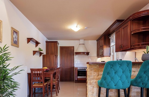 Roumeli Villa | Villa Eva! ¡Relájate en la piscina, el jacuzzi al aire libre y el jardín! Zona de juegos y ping pong!