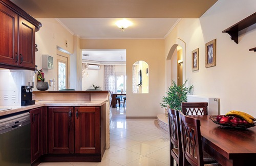 Roumeli Villa | Villa Eva! ¡Relájate en la piscina, el jacuzzi al aire libre y el jardín! Zona de juegos y ping pong!