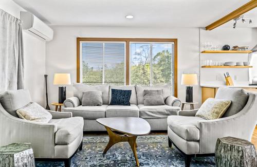 Cushing Casa | Evelyn's River Front Retreat