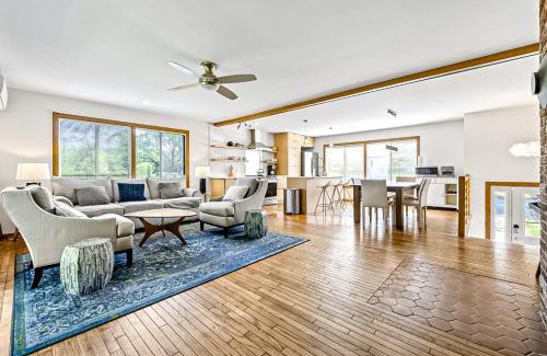 Cushing Casa | Evelyn's River Front Retreat