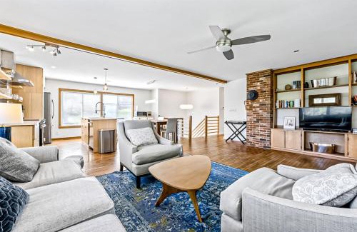 Cushing Casa | Evelyn's River Front Retreat