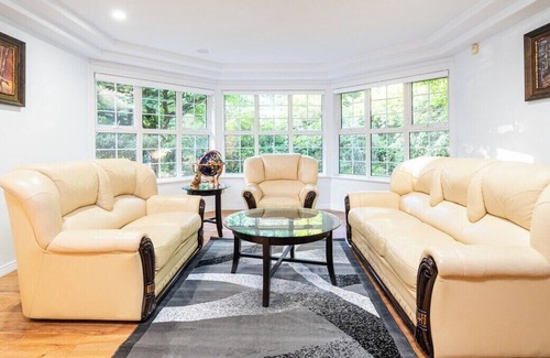 Surrey Casa | Event paradise Bungalow with Sauna,Sleeps upto16!