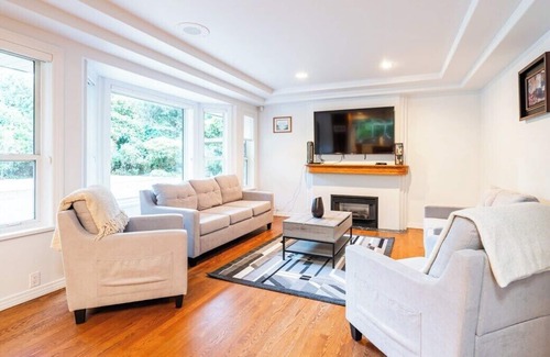 Surrey Casa | Event paradise Bungalow with Sauna,Sleeps upto16!
