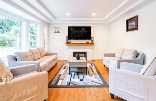 Surrey Casa | Event paradise Bungalow with Sauna,Sleeps upto16!