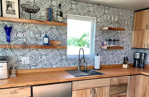 Bastrop County Cabina | Ever wanted to stay in some Containers? Here is your chance!