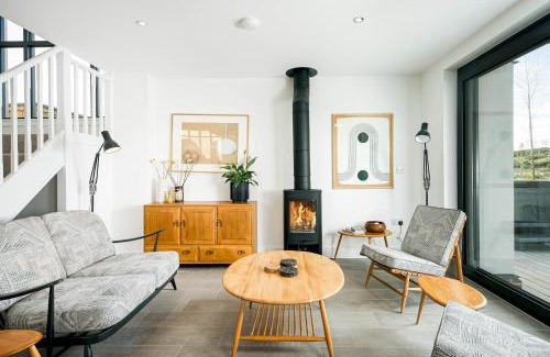 Holworth Casa | Everdene OI14 Lakeside Property with Hot Tub at Silverlake Dorset