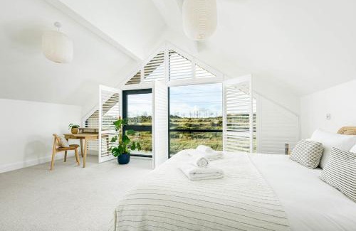 Holworth Casa | Everdene OI14 Lakeside Property with Hot Tub at Silverlake Dorset