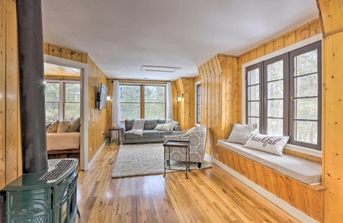 Evergreen Meadows Apartamento | Evergreen Apt with Deck, Fire Pit and Gas Stove!