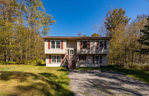 Gouldsboro Casa | Evergreen Escape Hot Tub Game Room Fire Pit