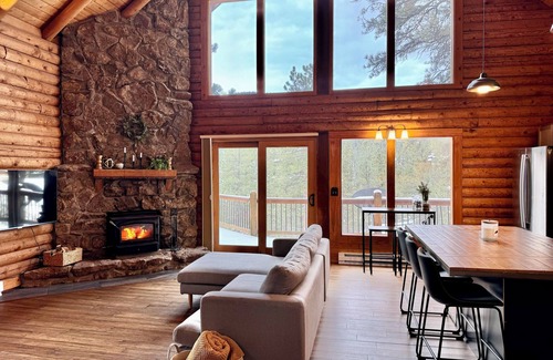Evergreen Cabina | Evergreen Escape: Log Home w/Mountain Views Near Lake