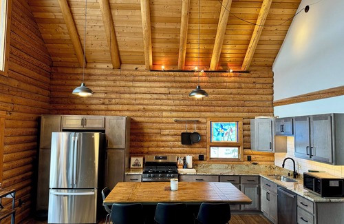 Evergreen Cabina | Evergreen Escape: Log Home w/Mountain Views Near Lake