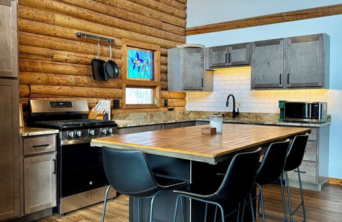 Evergreen Cabina | Evergreen Escape: Log Home w/Mountain Views Near Lake