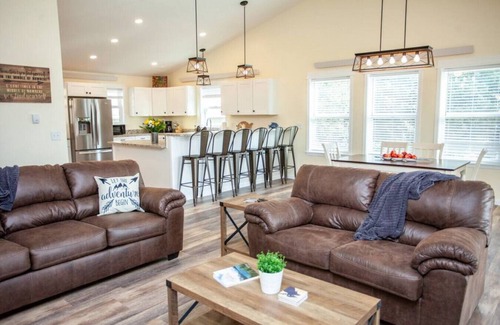 Livingston Casa | Evergreen Lane Getaway · Views of the river from the large porch