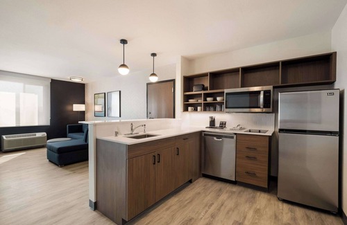 Corona Hotel | Everhome Suites Corona