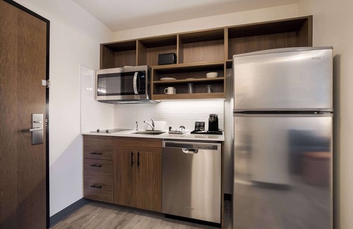 Corona Hotel | Everhome Suites Corona