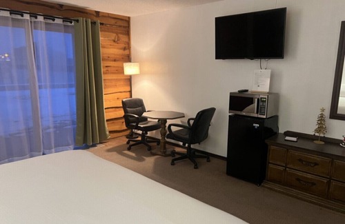 Tomahawk Cabina | Every Room with a Beautiful View of The Wisconsin River *