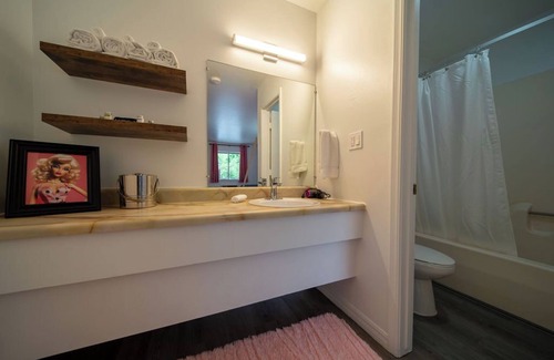 Eureka Springs Complejo | Everything is better in PINK!