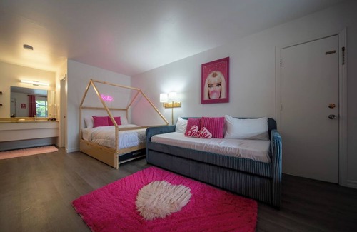 Eureka Springs Complejo | Everything is better in PINK!