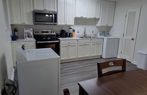 Albany Condominio | Everything You Need and More 2-br condo in Albany with WiFi, AC. Enjoy your stay