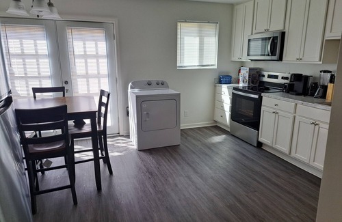 Albany Condominio | Everything You Need and More 2-br condo in Albany with WiFi, AC. Enjoy your stay