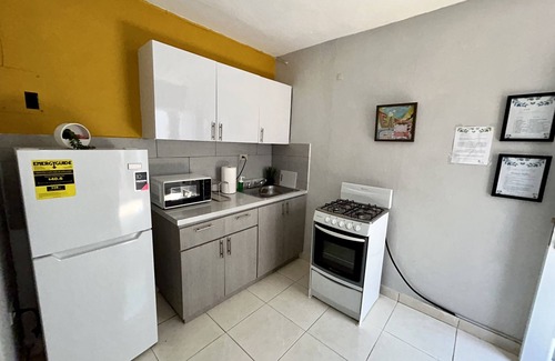Eleanor Roosevelt Casa | Cozy Small Apart w AC WIFI Hato Rey Centro
