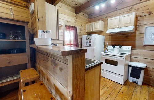 Townsend Cabina | Evie's Mountain Castle 2 Bedroom Cabin by RedAwning