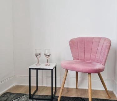 Gravesend Apartamento | Evo Stays - 2 bedroom, 2 mins walk to Station