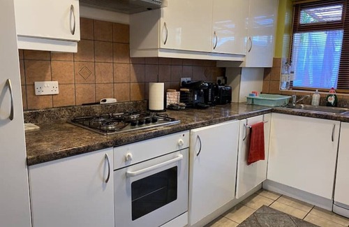 Custom House Apartamento | EXCEL 5 min 3bdr House HOT TUB parking WIFI Kitchen O2