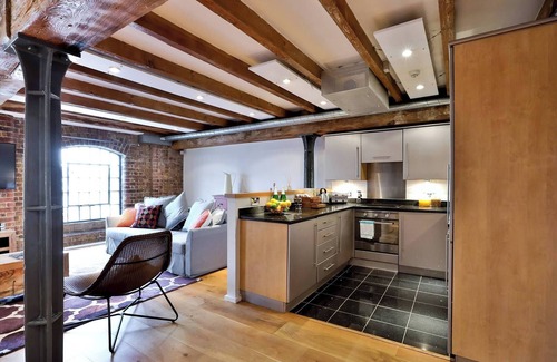 Docklands Apartamento | ExCel Warehouse Conversion by Wild Roses