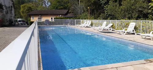 Juquehy Casa | Excelente casa em condomínio fechado em Juquehy. 2 suítes, ar, piscina comum.