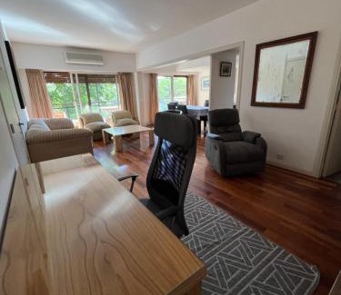 Colegiales Apartamento | Excelente semipiso todo externo frente a plaza