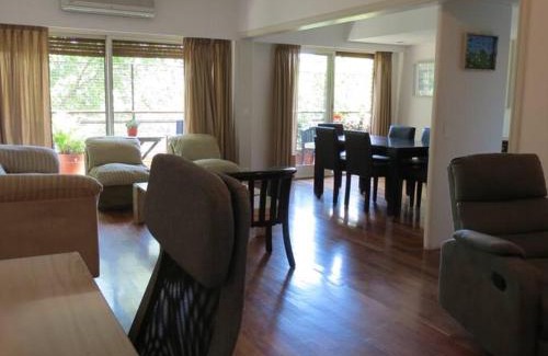 Colegiales Apartamento | Excelente semipiso todo externo frente a plaza