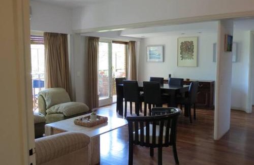 Colegiales Apartamento | Excelente semipiso todo externo frente a plaza