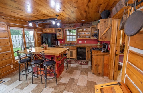 Fish Creek Cabina | Ubicación perfecta para la familia, impecablemente limpio, capacidad para 18 personas, propietarios amables.