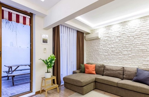 Nisantasi Apartamento | Excellent Flat with a Lovely Backyard in Nisantasi