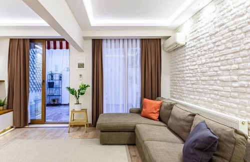 Nisantasi Apartamento | Excellent Flat with a Lovely Backyard in Nisantasi