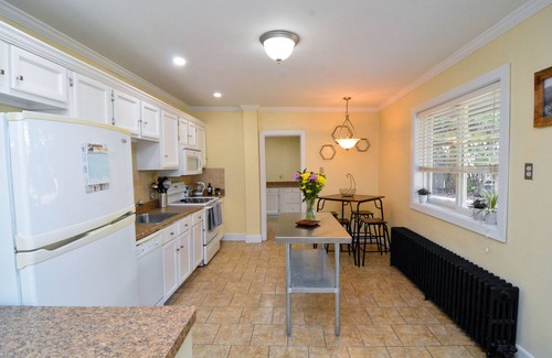 Bethlehem Casa | Excelente ubicación, ideal para familias, a pie de Main St, cerca de todo