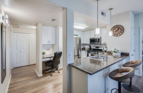 Roseville Apartamento | Excellent Location! Garage Included. Long Stays.