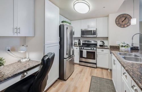 Roseville Apartamento | Excellent Location! Garage Included. Long Stays.